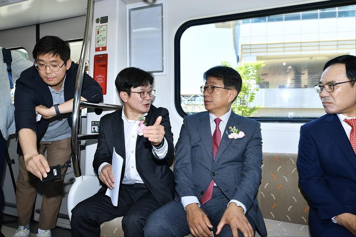 김병수 김포시장이 김포골드라인 전동차 안에서 박상우 국토교통부장관에게 혼잡 현황을 설명하고 있다. 2024.6.28 /김포시 제공