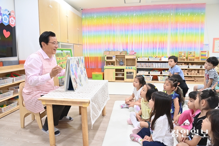 이현재 하남시장이 1일 위례 국공립어린이집에서 일일 보육교사 활동을 하고 있다./하남시 제공