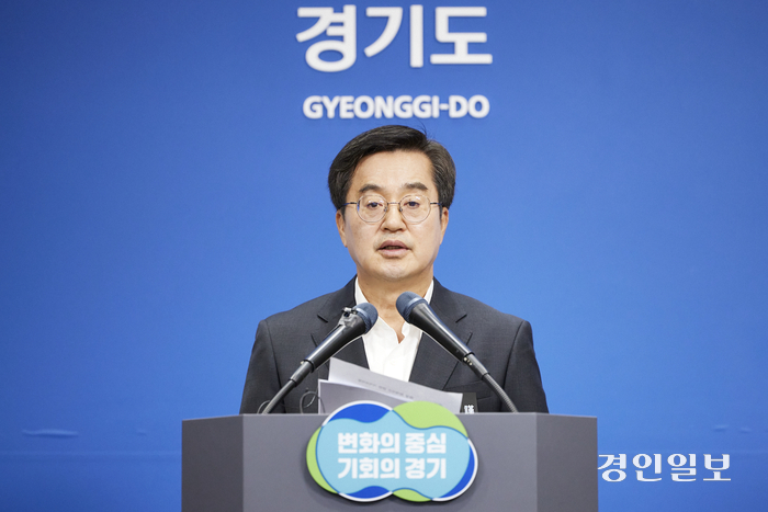 3일 오전 경기도청 브리핑룸에서 김동연 경기도지사가 화성 화재사고 긴급생계안정비지원 기자회견을 하고 있다. 2024.7.3 /경기도 제공
