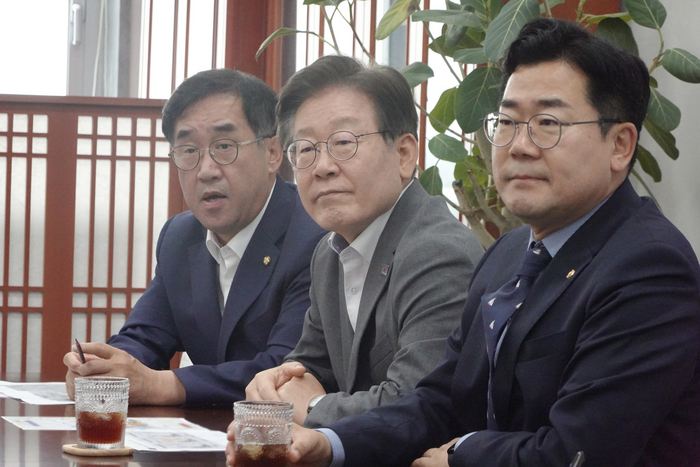 맹성규 국토교통위원장은 3이 이재명 전 대표와 박찬대 대표 직무대행 겸 원내대표와 함께 국토교통위원장실에서 인천교통현안을 살폈다. /맹성규 위원장 페이스북