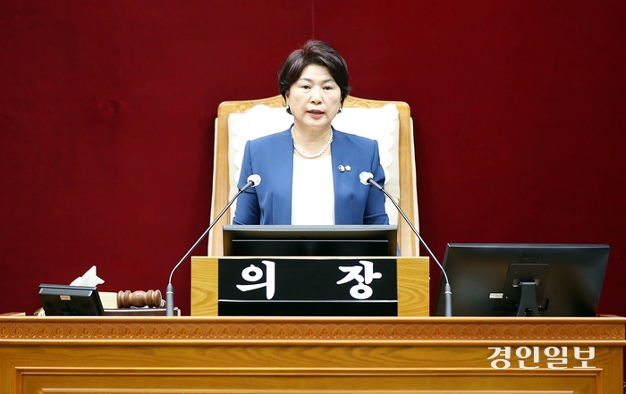 최병일 안양시의회 제9대 전반기 의장이 지난 3일 열린 제294회 정례회 본회의를 주재하고 있다. 최 의장은 이날 본회의를 끝으로 전반기 의장 임기를 마치고 평 시의원으로 돌아갔다. 2024.7.3 /안양시의회 제공