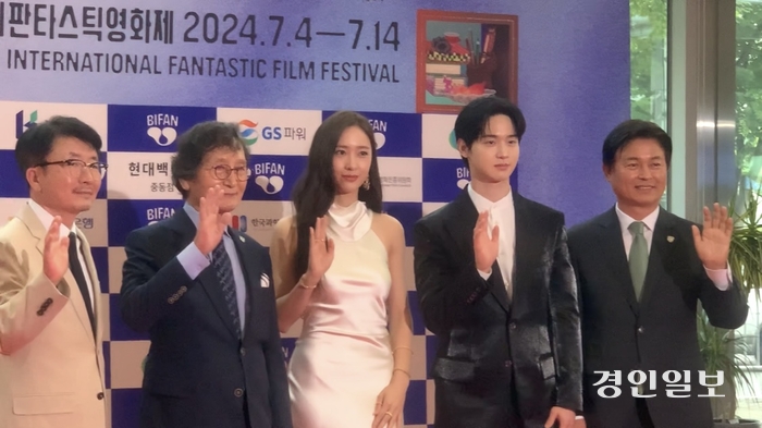4일 오후 부천아트센터에서 열린 제28회 부천국제판타스틱영화제 레드카펫에서 (맨 왼쪽부터) 신철 집행위원장, 정지영 조직위원장, 배우 정수정, 배우 장동윤, 조용익 부천시장이 시민들에게 인사를 건네고 있다. 2024.7.4 /유혜연기자 pi@kyeongin.com