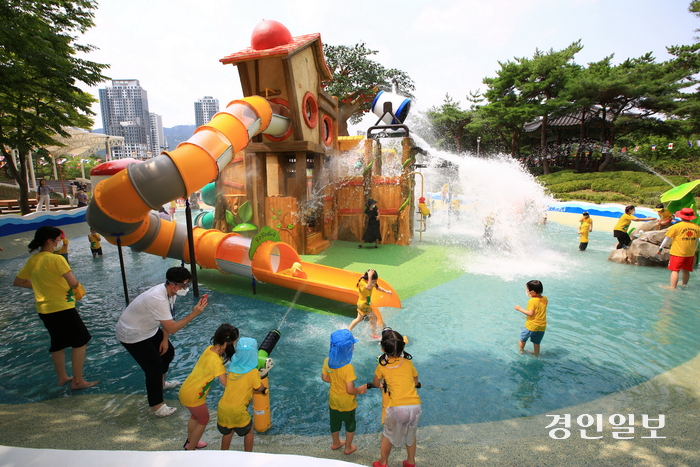 과천시가 문원체육공원 일원에 조성한 무료 물놀이터와 바닥분수를 5일부터 본격 운영한다. 사진은 문원체육공원 무료 물놀이터 이용 모습. 2024.7.4 /과천시 제공