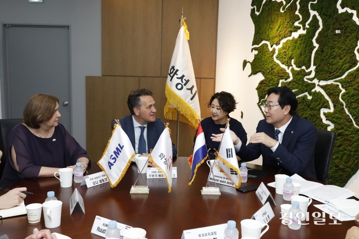 4일 화성시청에서 정명근 시장(맨 오른쪽)과 프랭크 헤임스케르크 ASML 대외총괄부사장(왼쪽에서 두번째)이 간담회를 진행하고 있다. /화성시 제공