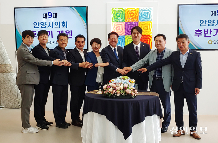 5일 안양시의회 로비에서 개최된 ‘제9대 안양시의회 후반기 개원 기념식’에서 제9대 전반기 최병일 의장·음경택 부의장, 후반기 박준모 의장·김주석 부의장, 최대호 시장, 임채호 안양시의정회장 등이 축하떡을 절단하고 있다. 2024.7.5 안양/박상일기자 metro@kyeongin.com