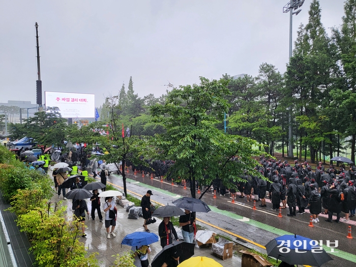 전국삼성전자노조원들이 총파업 결의대회를 열고 있다. 2024.7.8 /이상훈기자 sh2018@kyeongin.com
