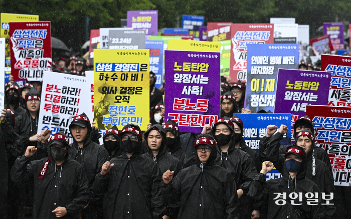 8일 오전 화성시 삼성전자 화성사업장 앞에서 열린 전국삼성전자노동조합 총파업 결의대회에서 참석자들이 구호를 외치고 있다. 2024.7.8 /이지훈기자 jhlee@kyeongin.com