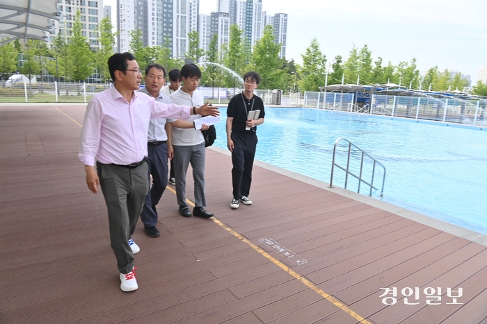 이현재 하남시장이 오는 13일 감일신도시에 개장하는 ‘어린이 물놀이장’을 사전 점검하고 있다. /하남시 제공