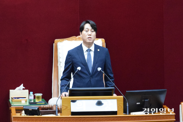 9일 오전 열린 제295회 안양시의회 임시회 제1차 본회의에서 박준모 의장이 ‘국민의힘 의원 술자리 폭행 사건’ 관련 사과와 재발방지 대책을 발표하고 있다. 2024.7.9 안양/박상일기자 metro@kyeongin.com