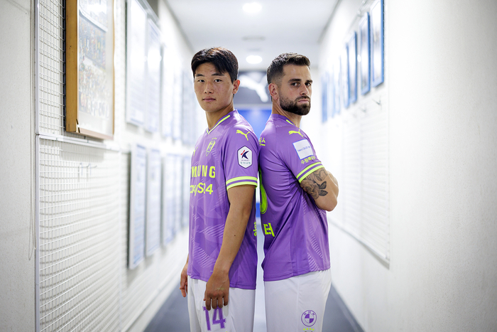 프로축구 K리그2 수원 삼성이 오는 13일 천안시티FC와의 원정경기에 착용할 2024시즌 써드 유니폼을 공개했다. 지난달 수원에 합류한 홍원진(왼쪽)과 피터(오른쪽)가 유니폼 모델로 나섰다. /수원 삼성 제공