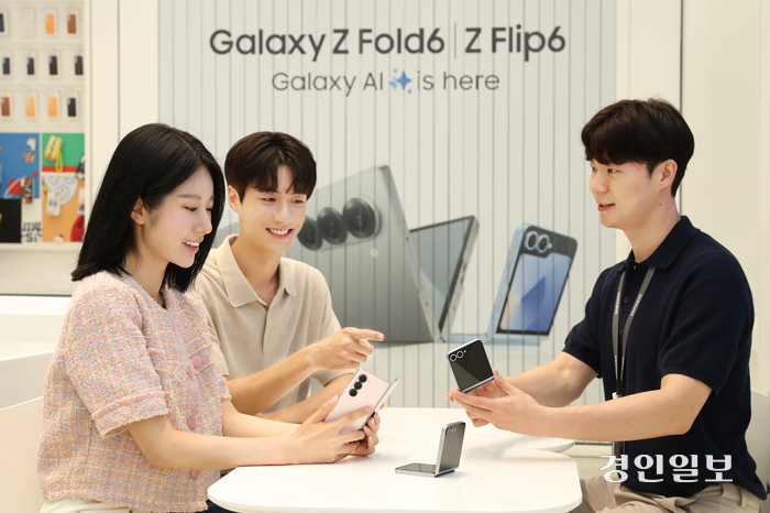 삼성스토어 홍대 갤럭시 스튜디오에서 디테일러가 새로워진 ‘갤럭시 Z 폴드6’와 ‘갤럭시 Z 플립6’를 소개하고 있다. 2024.7.11 /삼성전자 제공