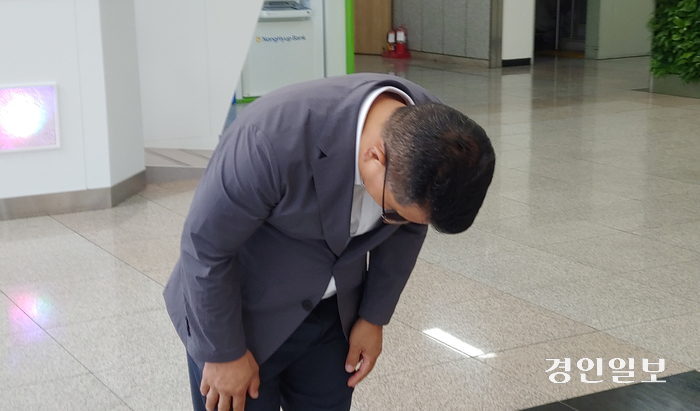 안양시의회 국민의힘 의원들의 술자리 폭력 사건과 관련, 핵심으로 지목받고 있는 A 의원이 11일 오전 시의회 로비에서 입장문을 배포한 후 고개 숙여 사과하고 있다. 2024.7.11 안양/박상일기자 metro@kyeongin.com