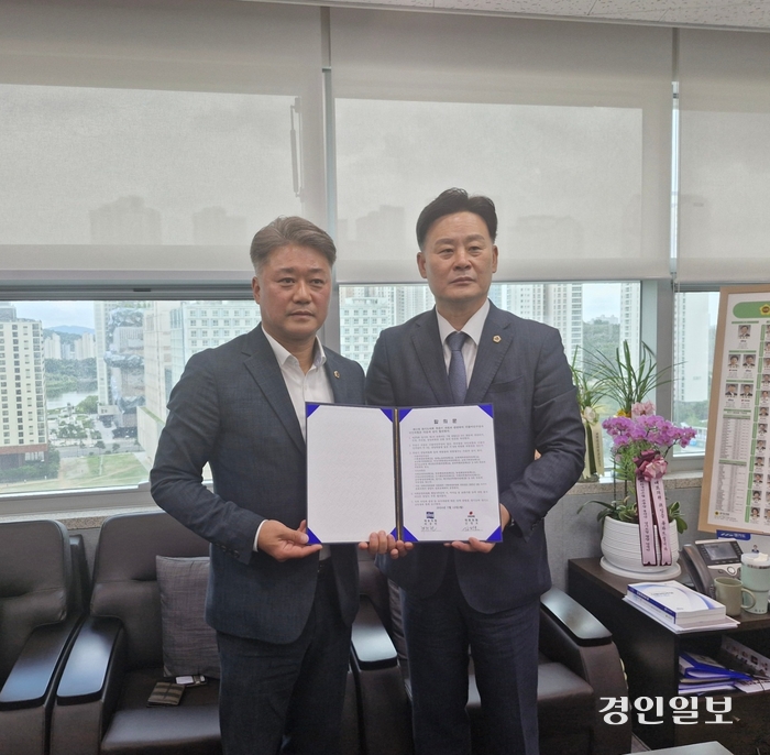 경기도의회 최종현 더불어민주당 대표의원과 김정호 국민의힘 대표의원이 15일 후반기 원구성 관련 합의문을 발표하고 있다.2024.7.15/고건기자 gogosing@kyeongin.com