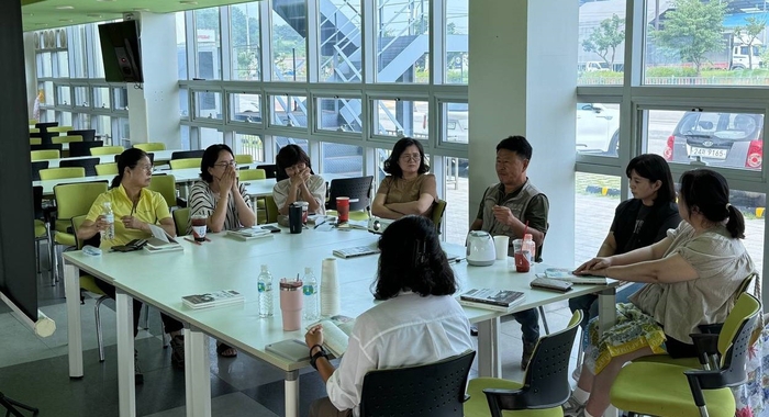 지난 12일 화성드림파크내 농가레스토랑에서는 ‘매향리 주민생애사 아카이브 구축’ 프로젝트를 위한 첫 모임이 열렸다. /화성여성회 제공