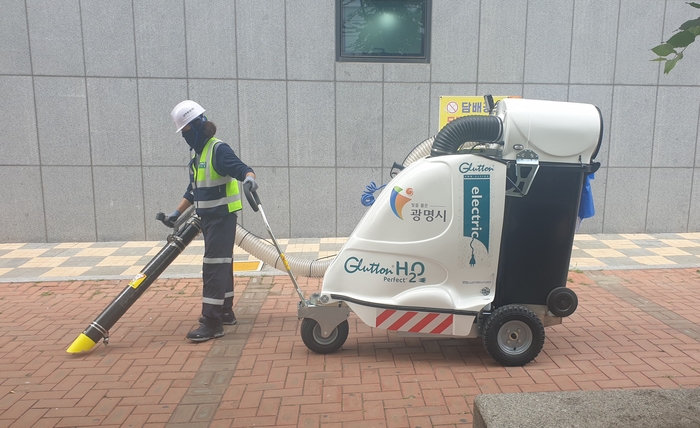 광명시가 최근 경기도 최초로 친환경 도시거리 진공청소기를 도입했다. 친환경 도시형 거리 청소기 ‘글루통’을 활용하는 ‘광명형 365거리청결단’이 광명시 내 주요 상업지구에서 청소 취약 시간대 도시 청결 공백을 메운다. /광명시 제공