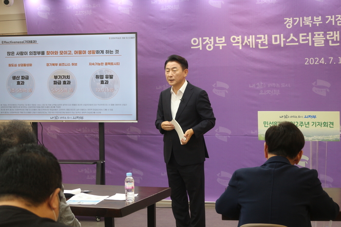 17일 김동근 의정부시장이 기자회견을 열고 의정부역세권 개발 마스터플랜을 발표하고 있다. /의정부 김도란 기자 doran@kyeongin.com