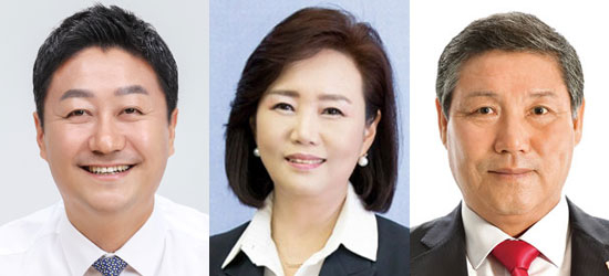 11대 경기도의회 후반기 의장으로 선출된 더불어민주당 김진경 의원과 부의장으로 당선된 민주당 정윤경, 국민의힘 김규창 의원. /경기도의회 제공