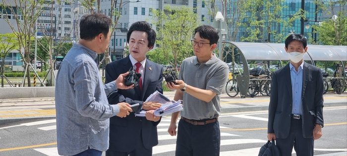 허경영 국가혁명당 명예대표가 19일 오후 경기북부경찰청에서 취재진들의 질문에 답하고 있다. /의정부 김도란 기자 doran@kyeongin.com