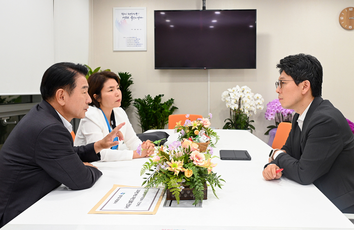 김동근 의정부시장(왼쪽 앞)과 전희경 국민의힘 의정부갑 당협위원장이 지난 18일 서울시청에서 김병민 서울시 정무부시장과 106번 버스 폐선 철회에 대한 면담을 하고 있다. /의정부시 제공
