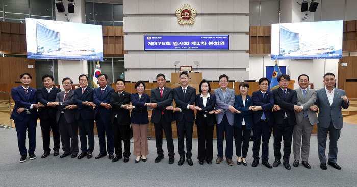 19일 경기도의회 후반기 의장단과 상임위원장단 의원들이 염종현 전 의장과 기념촬영을 진행하고 있다./경기도의회 제공