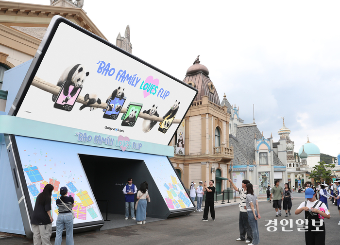 삼성전자가 에버랜드 판다월드의 마스코트 ‘바오패밀리(러바오·아이바오·푸바오·루이바오·후이바오)’를 콘셉트로 한 ‘갤럭시 Z 폴드6·Z 플립6’ 체험존 ‘BAO FAMILY LOVES FLIP(바오패밀리는 플립을 사랑해)’을 8월 11일까지 에버랜드에서 운영한다. 사진은 에버랜드 바오패밀리 콘셉트의 ‘갤럭시 Z 폴드6∙Z 플립6’ 체험존 전경 . 2024.7.21 /삼성전자 제공