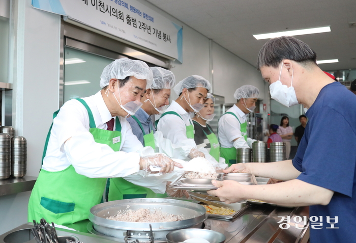 이천시의회가 지난 22일 제8대 의회 출범 2주년을 맞아 이천시장애인종합복지관에서 배식 봉사활동을 진행했다. 2024.7.22 /이천시의회 제공