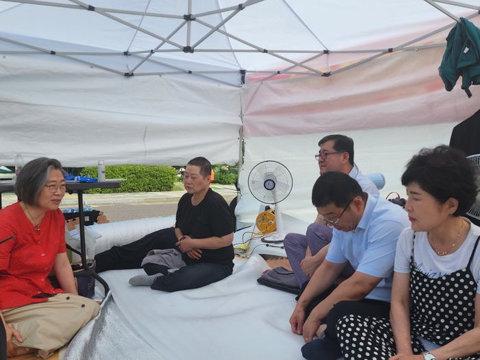 이수정 국민의힘 수원정 당협위원장이 민주당의 후반기 수원시의회 원구성 독식에 반발해 단식투쟁 중인 국민의힘 시의원을 격려했다.2024.7.25./배지환 수원시의원 제공