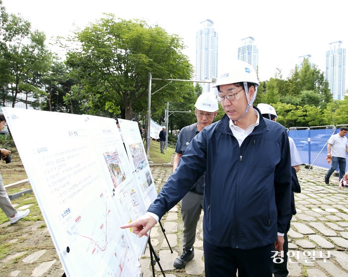 최근 동탄인덕원선복선전철 건설사업 구간 중 능동·반송동 11공구가 실착공에 들어간 가운데 정명근 화성시장이 공사 현장을 점검하고 있다. /화성시 제공
