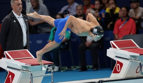2024 파리 올림픽 남자 자유형 400m에서 동메달을 따낸 김우민이 결승전에서 힘차게 출발하고 있다. 2024.7.28 /연합뉴스