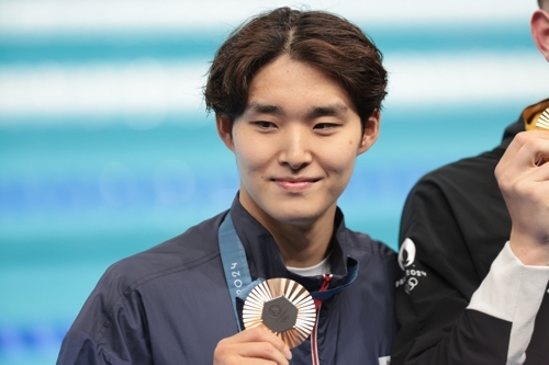 2024 파리 올림픽 남자 자유형 400m에서 동메달을 따낸 김우민이 메달을 들어보이고 있다. 2024.7.28 /연합뉴스