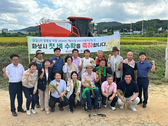 화성시내 유력인사들이 화성시내 첫 벼베기 행사 지원에 나섰다. /이용운 의원 제공