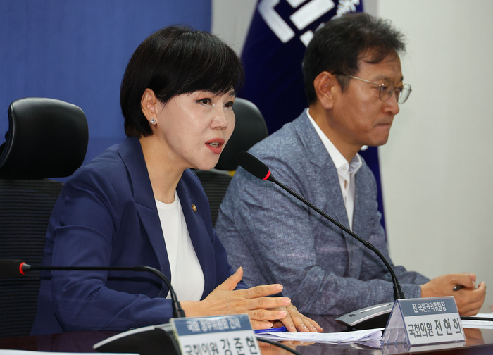 더불어민주당 전현희 의원이 20일 국회 의원회관에서 열린 ‘공직배우자 명품백 수수 눈감은 건희권익위 대응을 위한 간담회’에서 발언하고 있다. 2024.6.20 / 연합뉴스
