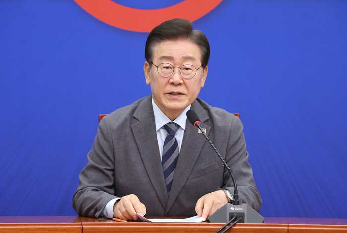 더불어민주당 이재명 대표가 24일 오전 국회에서 당대표직 사퇴 기자회견을 열고 입장을 밝히고 있다. 2024.6.24 / 연합뉴스