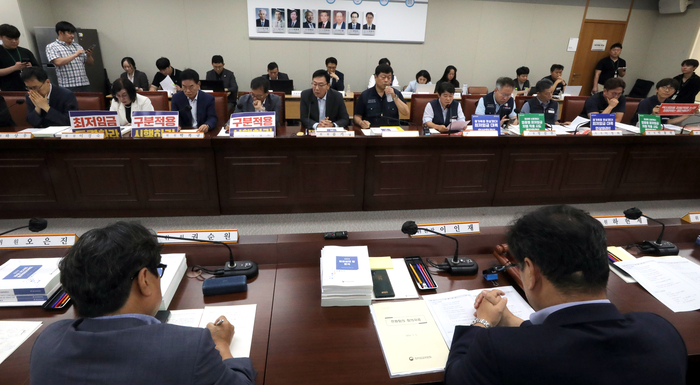 2일 오후 정부세종청사 최저임금위원회 회의실에서 열린 제7차 전원회의에서 사용자위원 측은 ‘최저임금의 구분적용 시행’을 요구하고 있고(왼쪽) 나란히 자리한 근로자위원 측은 ‘최저임금의 적용대상 확대’를 주장하고 있다. 2024.7.2 /연합뉴스