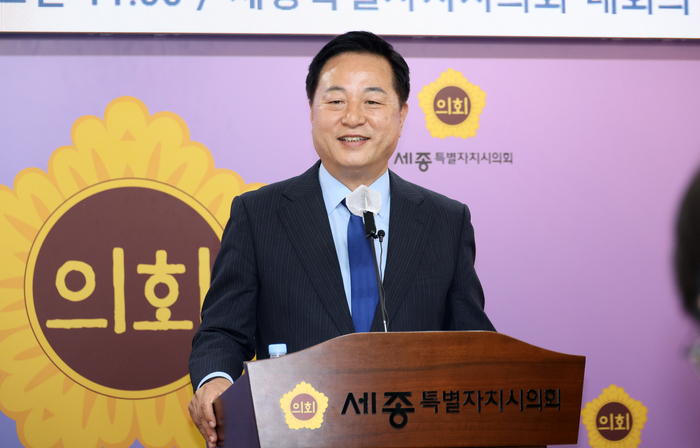 더불어민주당 김두관 전 의원이 9일 오전 세종특별자치시의회에서 민주당 당 대표 출마 기자회견을 하고 있다. 2024.7.9 /연합뉴스