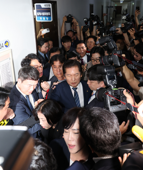 정청래 국회 법제사법위원회 위원장이 국민의힘 의원들의 항의를 받으며 19일 오전 ‘윤석열 대통령 탄핵소추안 발의 요청’ 국민동의 청원 청문회가 열리는 회의장으로 향하고 있다. 2024.7.19 /연합뉴스