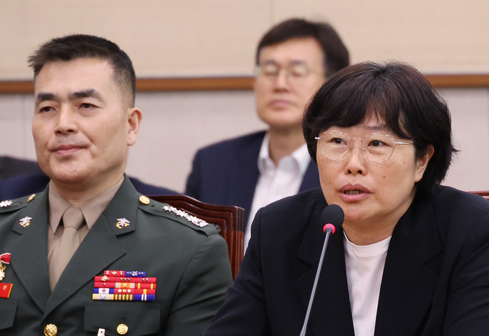 유재은 국방부 법무관리관이 19일 국회 법제사법위원회에서 열린 ‘윤석열 대통령 탄핵소추안 발의 요청’ 국민동의 청원 관련 청문회에서 의원 질의에 답하고 있다. 이날 청문회에서는 해당 청원이 내건 윤 대통령 탄핵 사유 5가지 중 ‘채상병 순직 사건 수사외압 의혹’과 관련한 의혹을 집중적으로 다룬다. 2024.7.19 /연합뉴스 제공