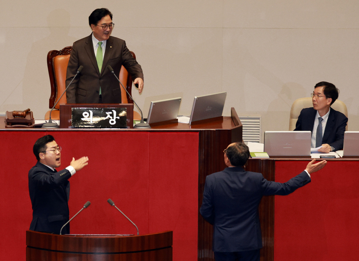 25일 국회 본회의에서 국민의힘 추경호 원내대표가 우원식 국회의장에게 의사 진행 방식에 대해 항의하고 있다. 2024.7.25 /연합뉴스