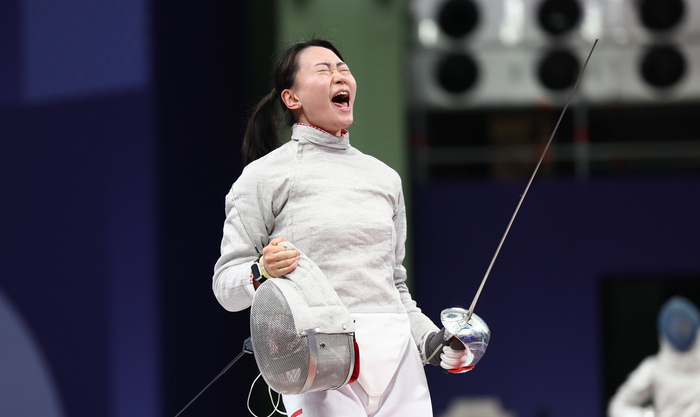 29일(현지시간) 프랑스 파리 그랑 팔레에서 열린 2024 파리올림픽 펜싱 사브르 여자 개인전 32강 경기에서 한국 최세빈이 미국 타티아나를 상대로 승리한 뒤 기뻐하고 있다. 2024.7.29 /연합뉴스