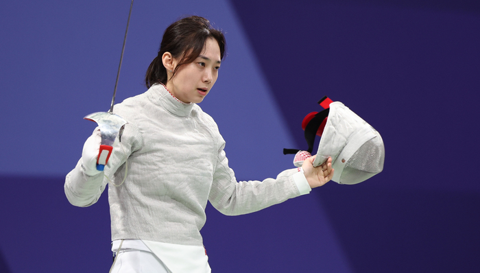 29일(현지시간) 프랑스 파리 그랑 팔레에서 열린 2024 파리올림픽 펜싱 사브르 여자 개인전 32강 경기에서 한국 윤지수가 우즈베키스탄 다이베코바를 상대로 승리한 뒤 기뻐하고 있다. /연합뉴스