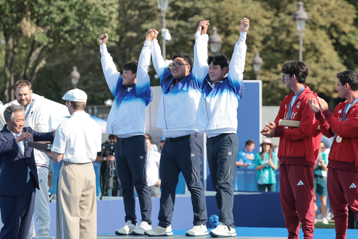 29일(현지시간) 프랑스 파리 레쟁발리드 양궁 경기장에서 열린 2024 파리올림픽 양궁 남자 단체 결승전에서 프랑스를 꺾고 우승한 한국 대표팀 선수들이 시상대에 오르고 있다. 2024.7.30 /연합뉴스