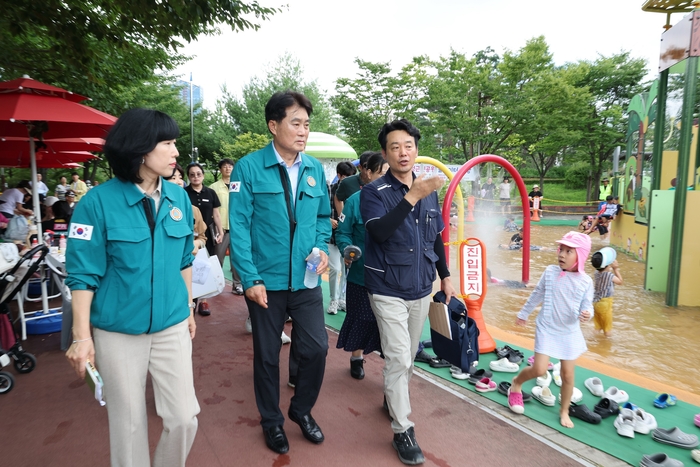 하은호 군포시장이 당정근린공원 물놀이터를 찾아 시설 안전 상태를 파악하고 있다./군포시 제공