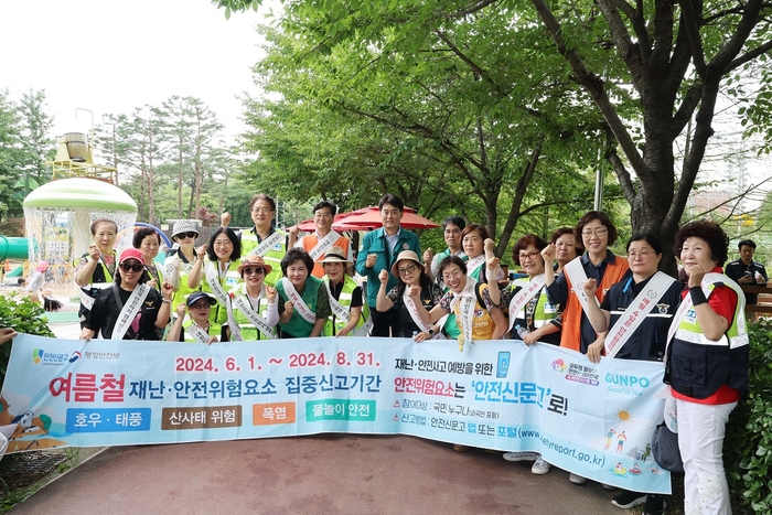 하은호 군포시장이 당정근린공원 물놀이터에서 혹서기 맞이 안전문화 캠페인을 진행한 후 촬영하고 있다./군포시 제공