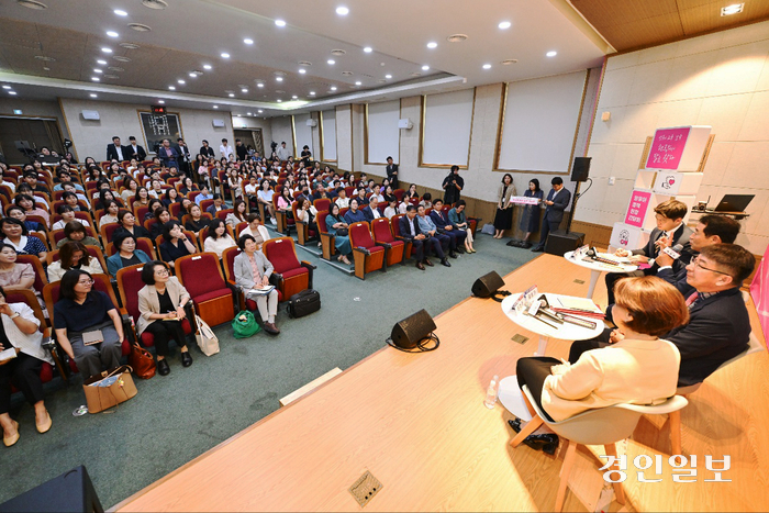 지난 6일 오후 포천시 중앙면암도서관에서 열린 교육부·포천시 공동 주최 ‘영유아 정책 현장간담회’. 2024.8.7/포천시 제공