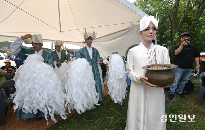 8일 오전 안산시 단원구 선감학원 공동묘역에서 ‘선감학원 희생자 유해발굴 개토행사’가 진행되고 있다. 2024.8.8 /최은성기자 ces7198@kyeongin.com