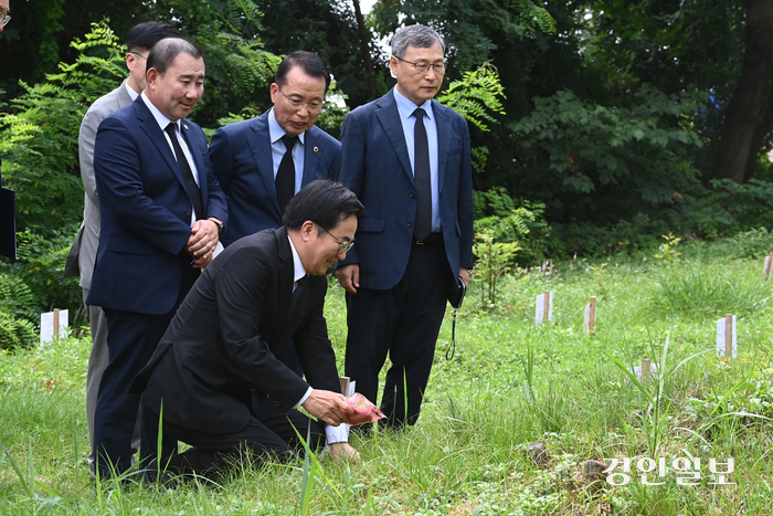 8일 오전 안산시 단원구 선감학원 공동묘역에서 ‘선감학원 희생자 유해발굴 개토행사’가 진행되고 있다. 2024.8.8 /최은성기자 ces7198@kyeongin.com