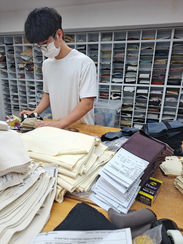 경기도 대학생 취업 브리지 사업에 참여한 한세대학교 조민호 학생이 원단 제조 업체에서 현장 실습에 매진하고 있다./한세대학교 제공