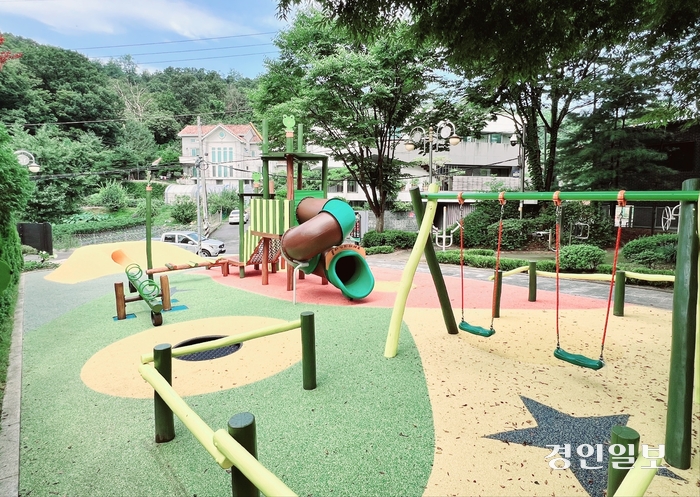 새단장을 마치고 놀이공간과 휴식공간이 어우러진 주민들의 공간으로 재탄생한 과천시 ‘뒷골1 어린이공원’ 모습. 2024.8.12 /과천시 제공