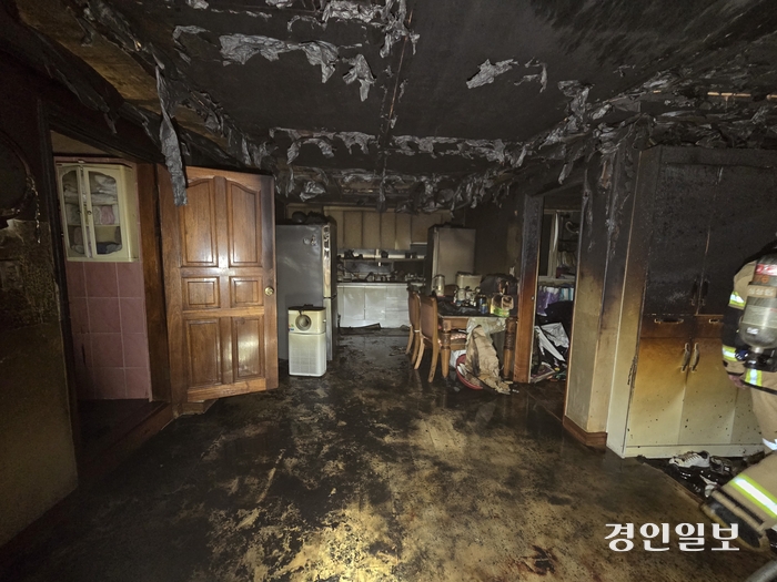 부천시의 한 빌라에서 불이 나 40대 남성이 의식을 잃은 채 병원에 이송됐다.2024.8.14 /경기도소방재난본부 제공