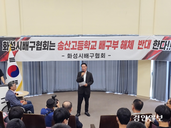 이원성 경기도체육회장이 15일 화성 송산중학교 세미나실에서 송산고 배구부 해체의 부당성을 알리고 있다. 2024.8.15 화성/김학석기자 marskim@kyeongin.com